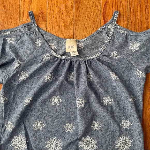 LODYS Cold Shoulder Top - Picture 2 of 4